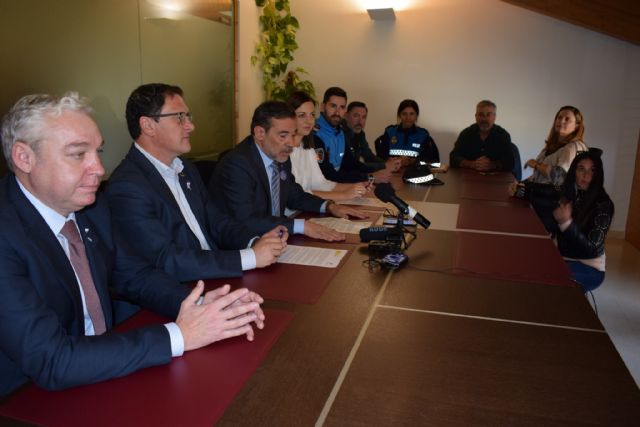 La Jefatura Provincial de Tráfico y Mazarrón firman un acuerdo pionero en la Región de Murcia para fomentar los desplazamientos activos y sostenibles entre los escolares