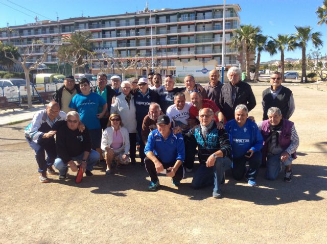 16 equipos de petanca de España y Francia compiten en un amistoso celebrado en el club de Puerto de Mazarrón