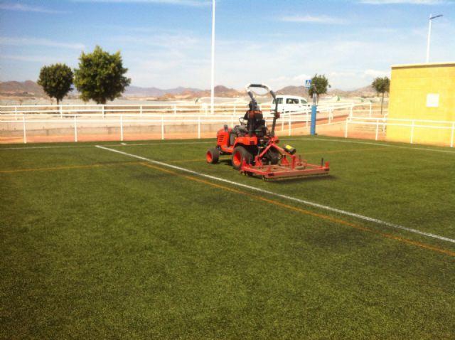 Mejoran el césped de los campos de fútbol del complejo deportivo