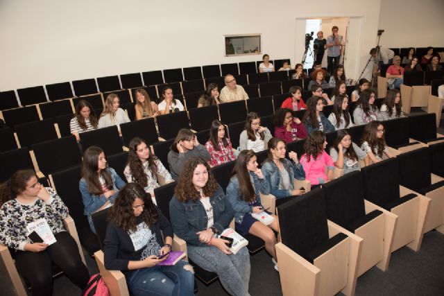 Blue Jeans mantiene un encuentro con sus lectores en Mazarrón