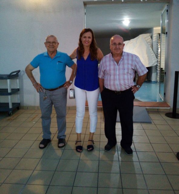 Los mayores del centro de día estrenan su terraza veraniega