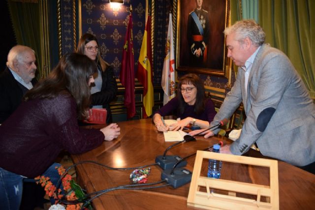 María Muñoz enseña diversos valores a través de las obras de teatro de su libro 'Ahora actuamos'