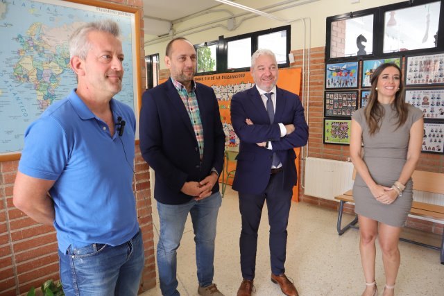 El alcalde se ha reunido con el director general de Atención a la Diversidad en el Colegio San Antonio de Cañada de Gallego para abordar necesidades y proyectos educativos