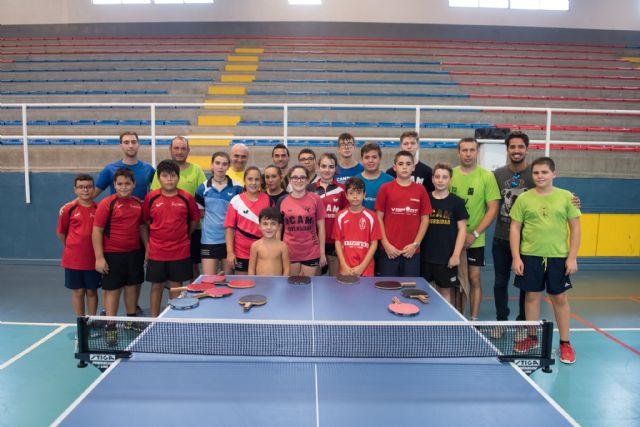 22 jugadores participan en la II concentración de tenis de mesa de Mazarrón