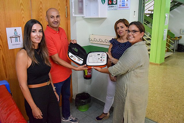 La concejala de Educación asiste al acto de donación de un desfibrilador al Colegio Francisco Caparrós