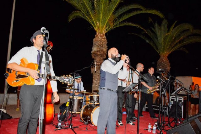 Zoot Suiters y Tejemaneje hacen del Paseo Marítimo una pista de baile a ritmo de swing