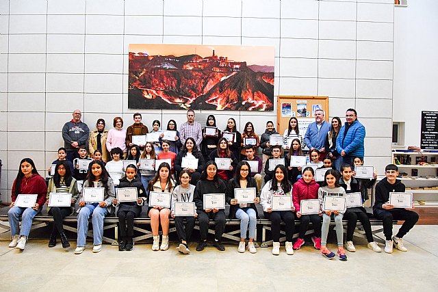 Hajar El Llamdoui, Ángela Cañas Castillo y María Sánchez Moreno se hacen con el primer, segundo y tercer premio del certamen de dibujo y pintura ‘Domingo Valdivieso’